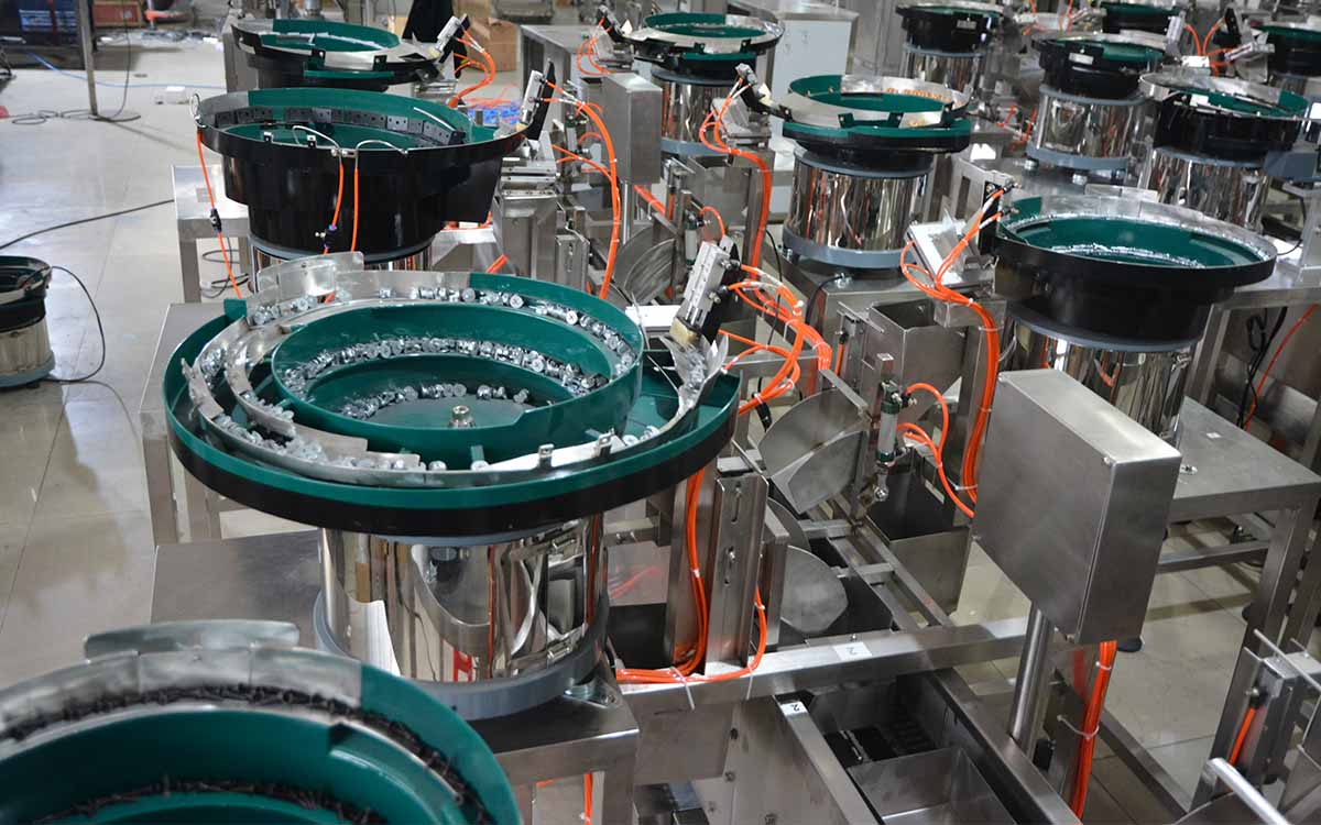 8個振動盤下料的五金配件螺絲包裝機 8個振動盤下料的五金配件螺絲包裝機